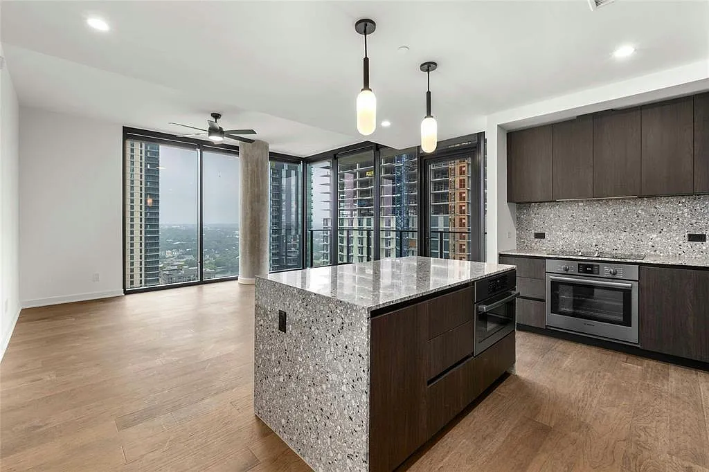 2 bed, 2.0 bath, 1176 sqft, $4,200 — Photo 3