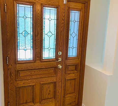 Solid oak entry door. Tiled entry.
