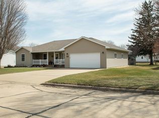 507 W 4th St, Readlyn, IA 50668