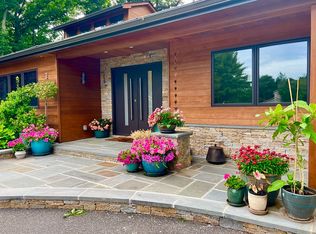 2 Fox Hollow Ridings Ct, Northport, NY 11768