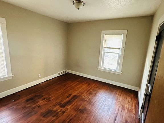4th image of 3828 Marvin Ave #2