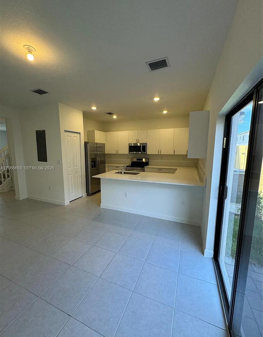 3 bed, 1600 sqft, $2,650 — Photo 4