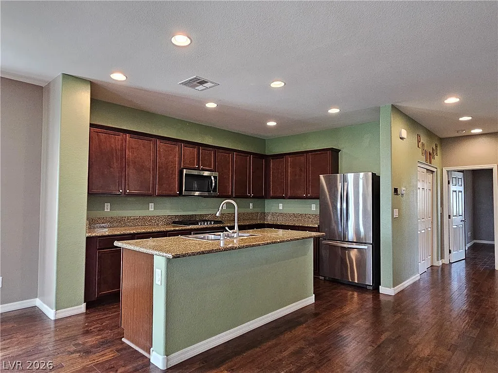3 bed, 2.5 bath, 2421 sqft, $2,395 — Photo 2