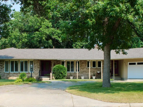 911 Oakmont Dr, Thief River Falls, MN 56701