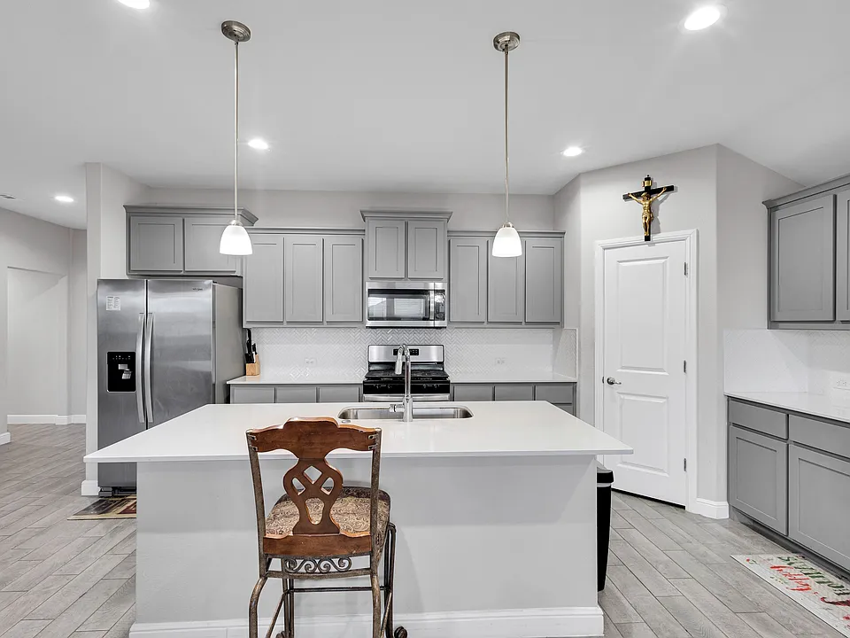 1221 Rolling Meadows Dr