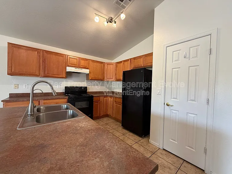 1225 W Shumway Farm Rd — Photo 8