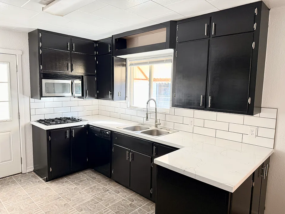 305 E 1st Pl #B