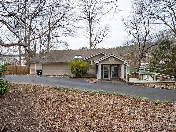 3rd image of 208 Island View Rd