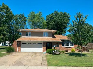 620 N Locust St, Flora, IL 62839