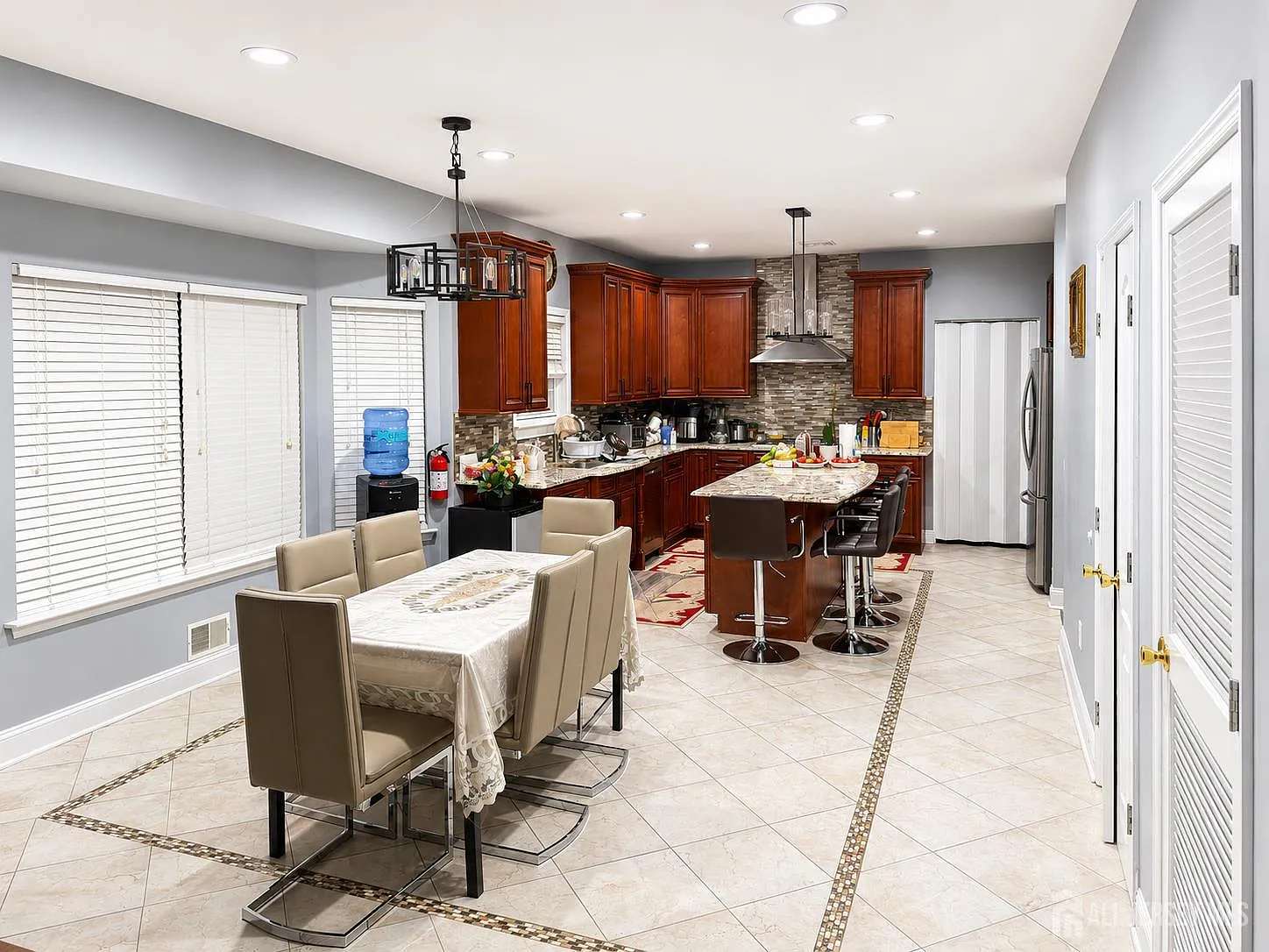 4 bed, 2.5 bath, 2916 sqft, $5,500 — Photo 3