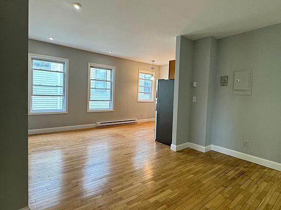 3rd image of 5 Sutton St APT 3A