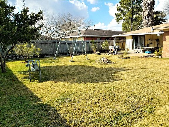 Wow! What a huge yard with fruit bearing trees! Limes, Oranges, and Loquats.