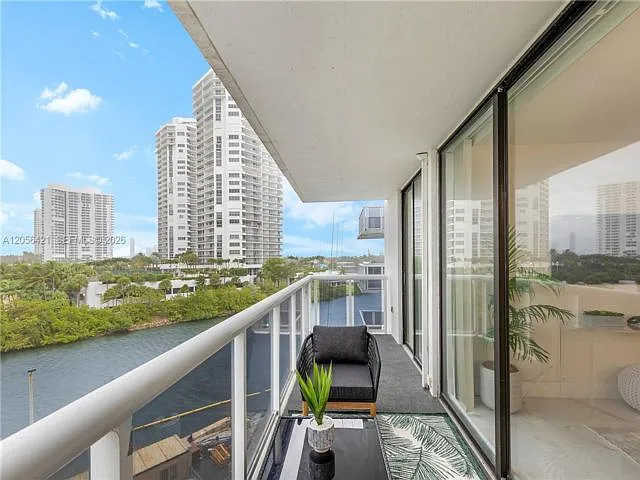 2 bed, 2.0 bath, $3,200 — Photo 3
