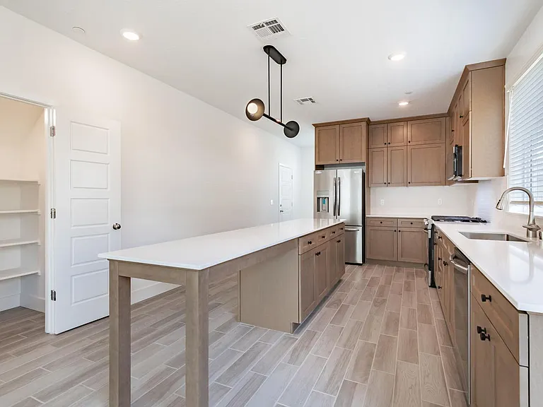 2834 E Tamarind Dr — Photo 2