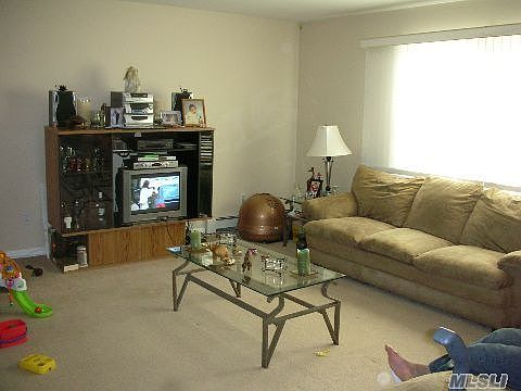 2nd image of 33 Hallock St
