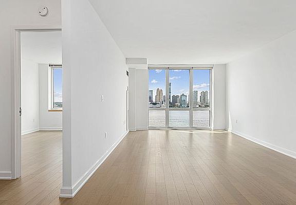 4th image of 20 River Ter APT 16K
