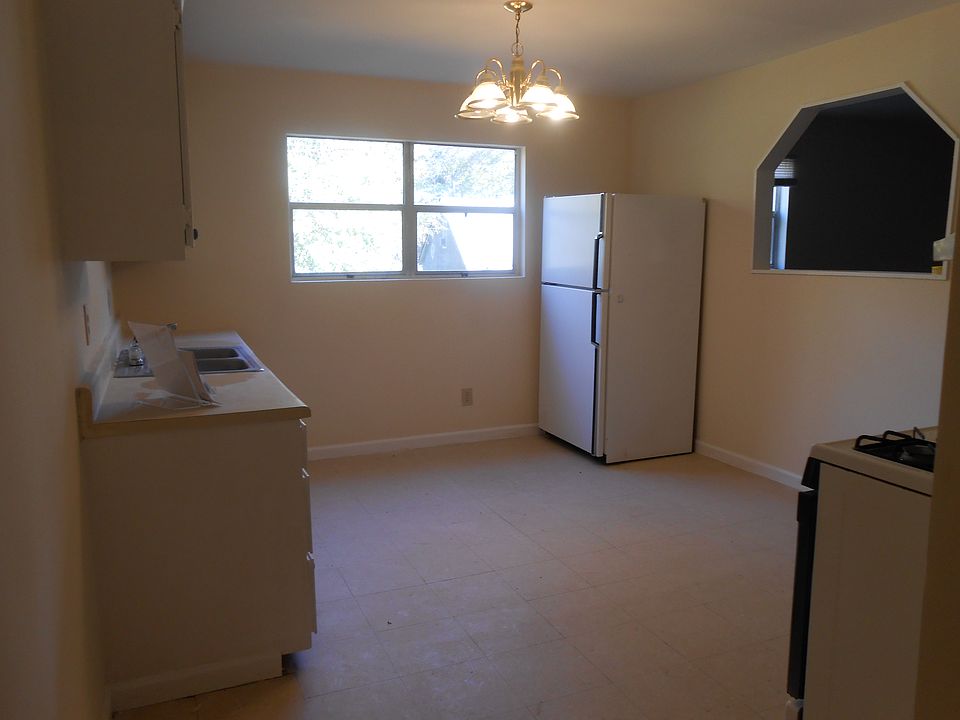 2nd image of 4658 Fowler St