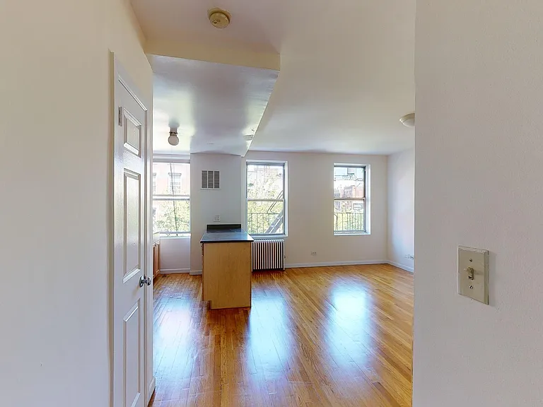 475 W Broadway #6 — Photo 2