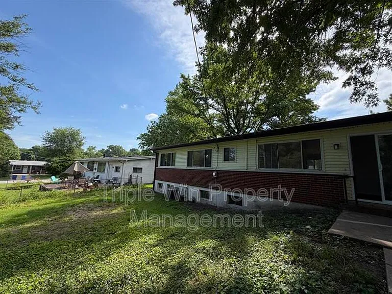 945 Paddock Dr — Photo 3