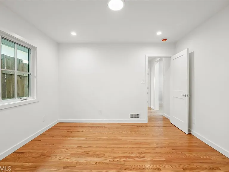 2549 N Beachwood Dr — Photo 20