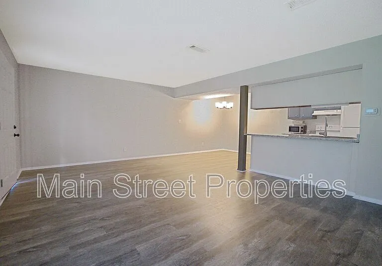 3323 Kingswood Ct #D10 — Photo 2