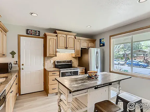 1310 Claremont Dr — Photo 8