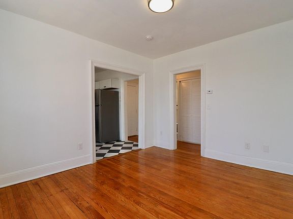 Living Room 1/2 (11' x 12.5')