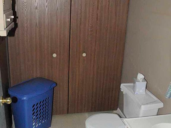 1/2 Bath / Laundry