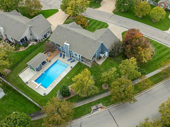 3rd image of 932 N Azure Cir