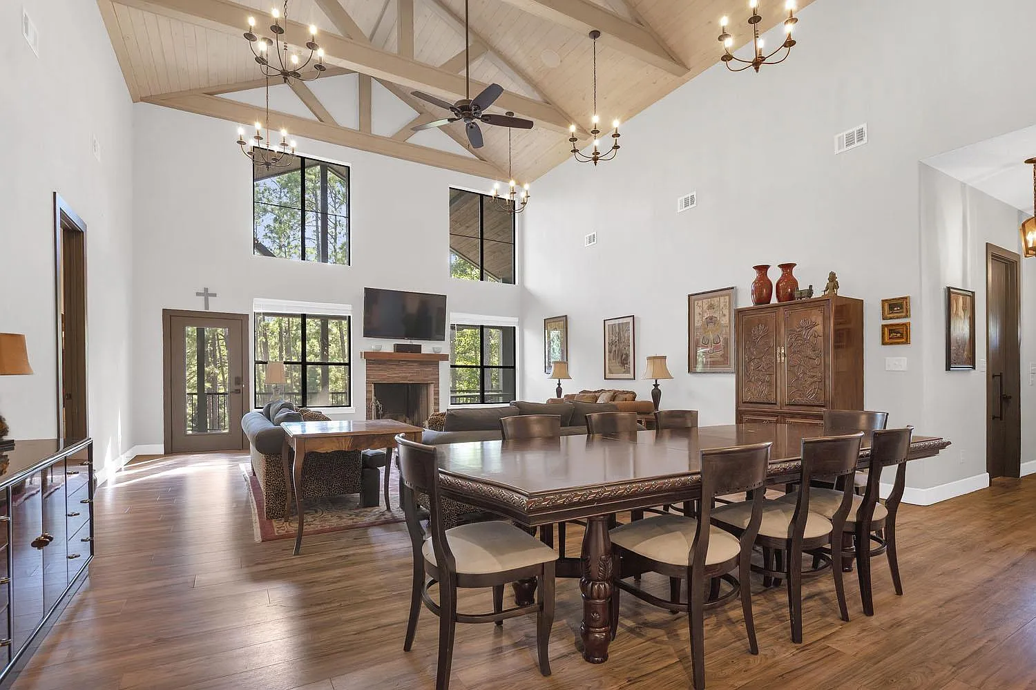 6 bed, 5.0 bath, 3338 sqft, $4,000 — Photo 2