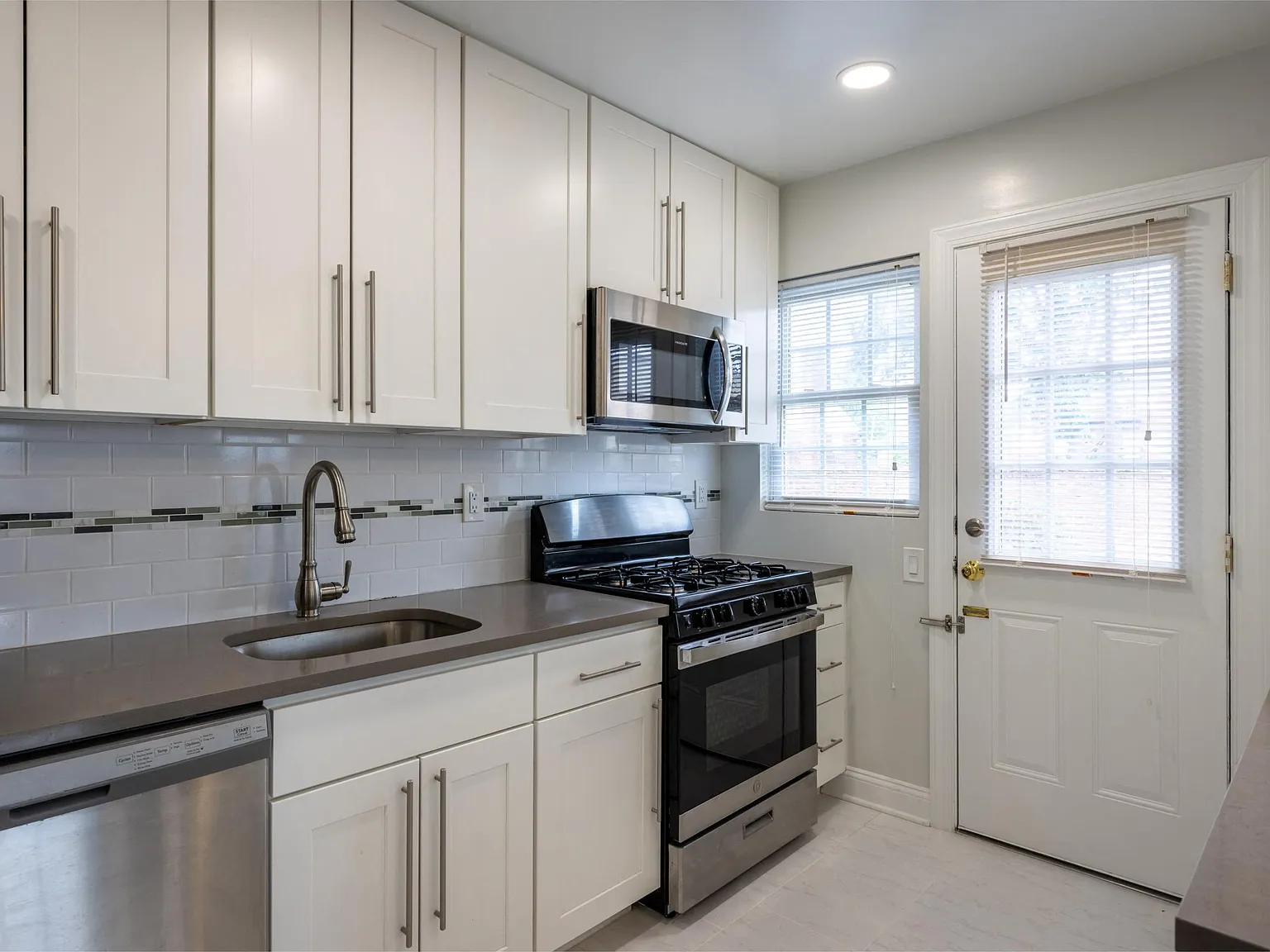 Manley Court Apartments — Photo 1