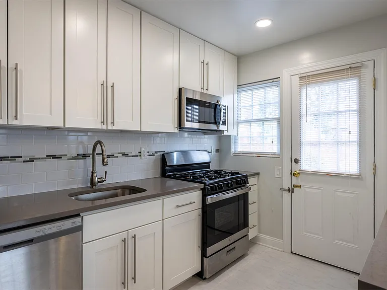 Manley Court Apartments — Photo 1