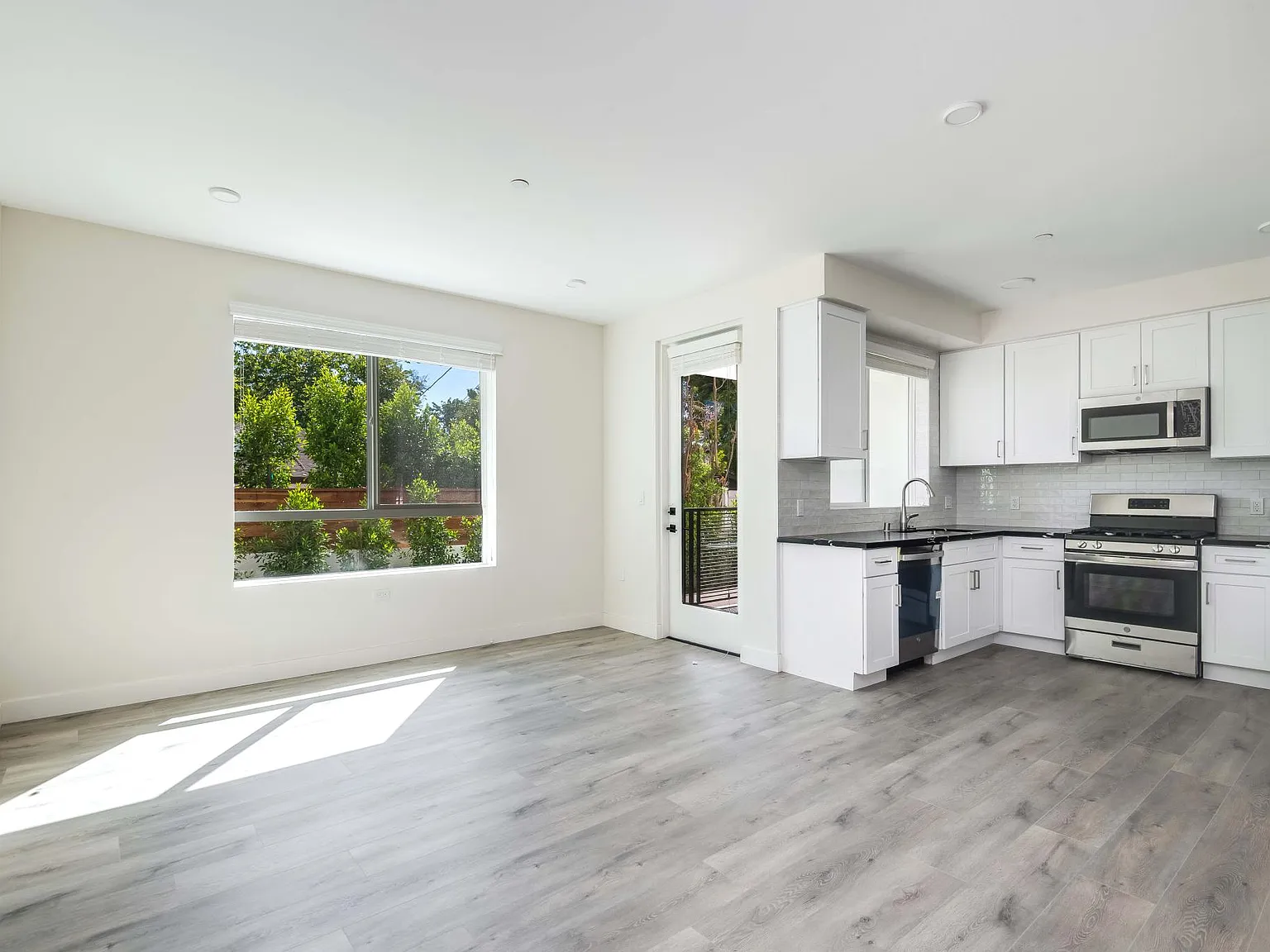 6120 Woodman Ave — Photo 4