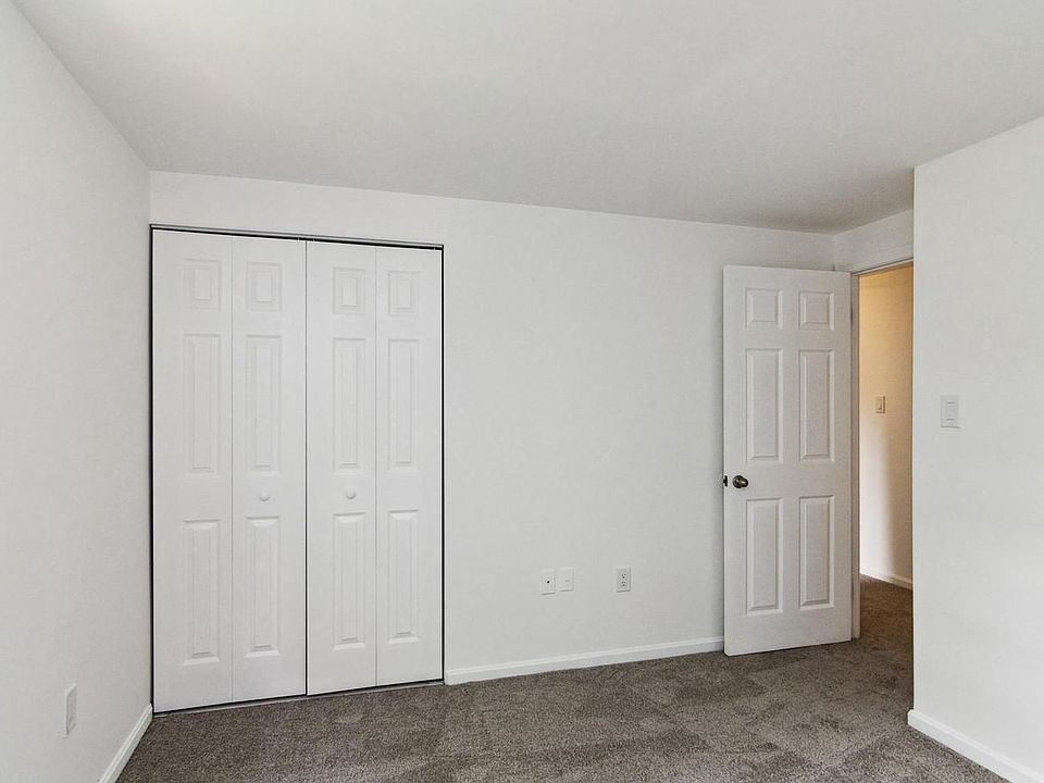 2nd image of 12 Metz Ct