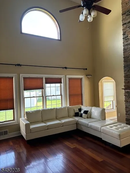 4 bed, 3.0 bath, 3300 sqft, $5,500 — Photo 3