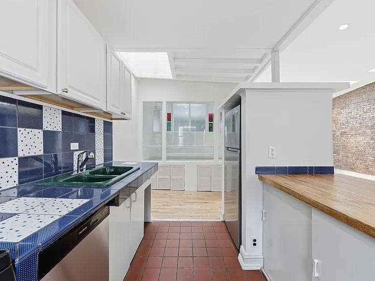 318 W 14th St #4 — Photo 6