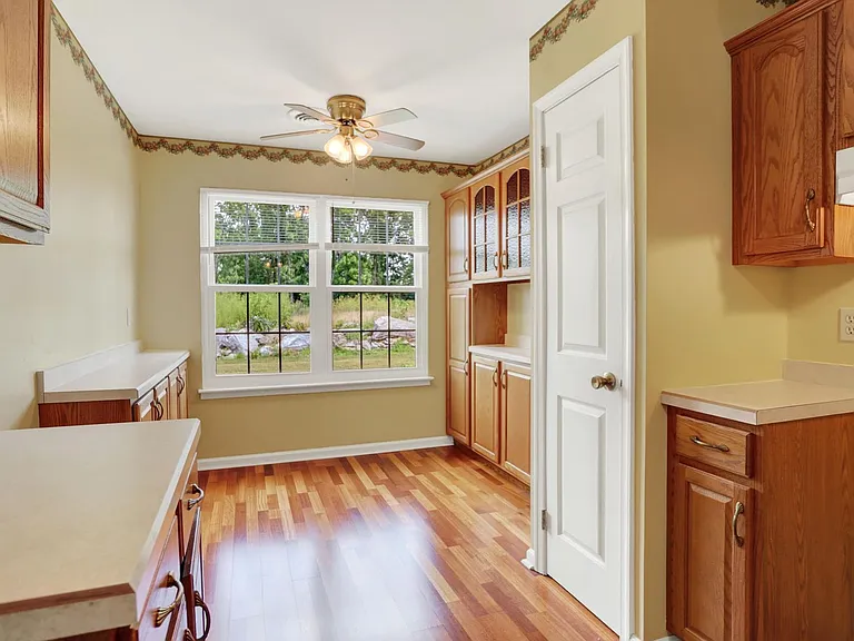 1556 Macintosh Way — Photo 7