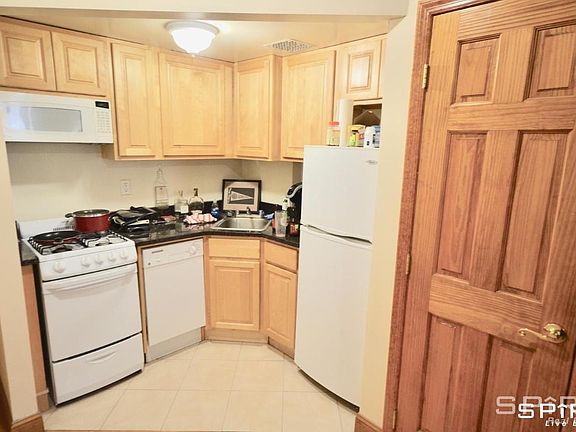 3rd image of 338 W 47th St APT 4A