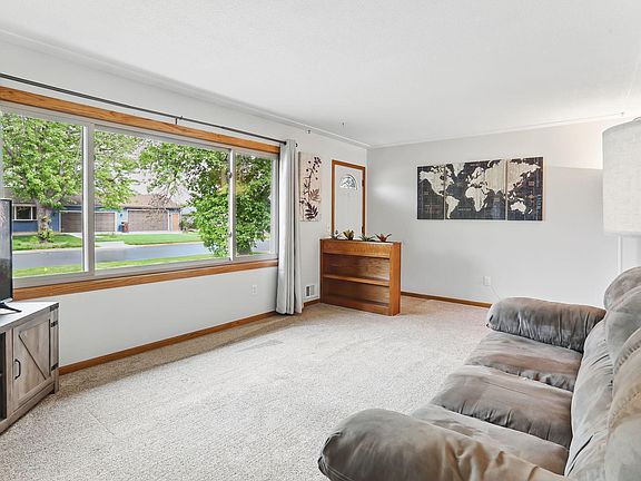 4th image of 1202 Lyn Way