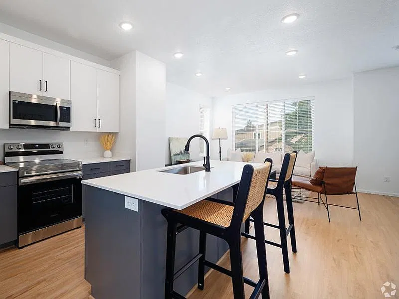 2 bed, 2.5 bath, 1292 sqft, $1,899 — Photo 2