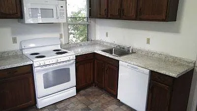 223 Linden Ave — Photo 2