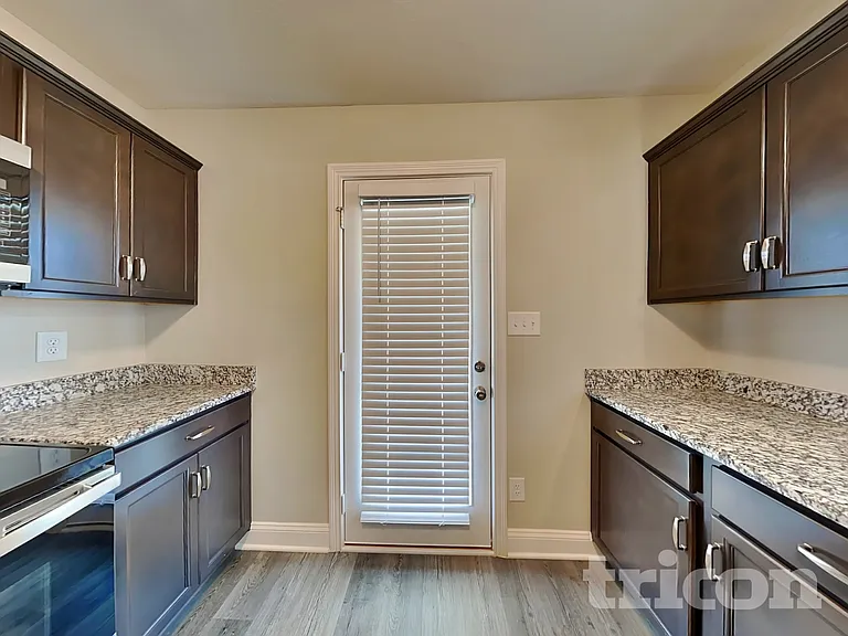 1093 Whitney Dr — Photo 5