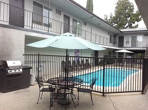 Park Granada Apartments — Photo 13