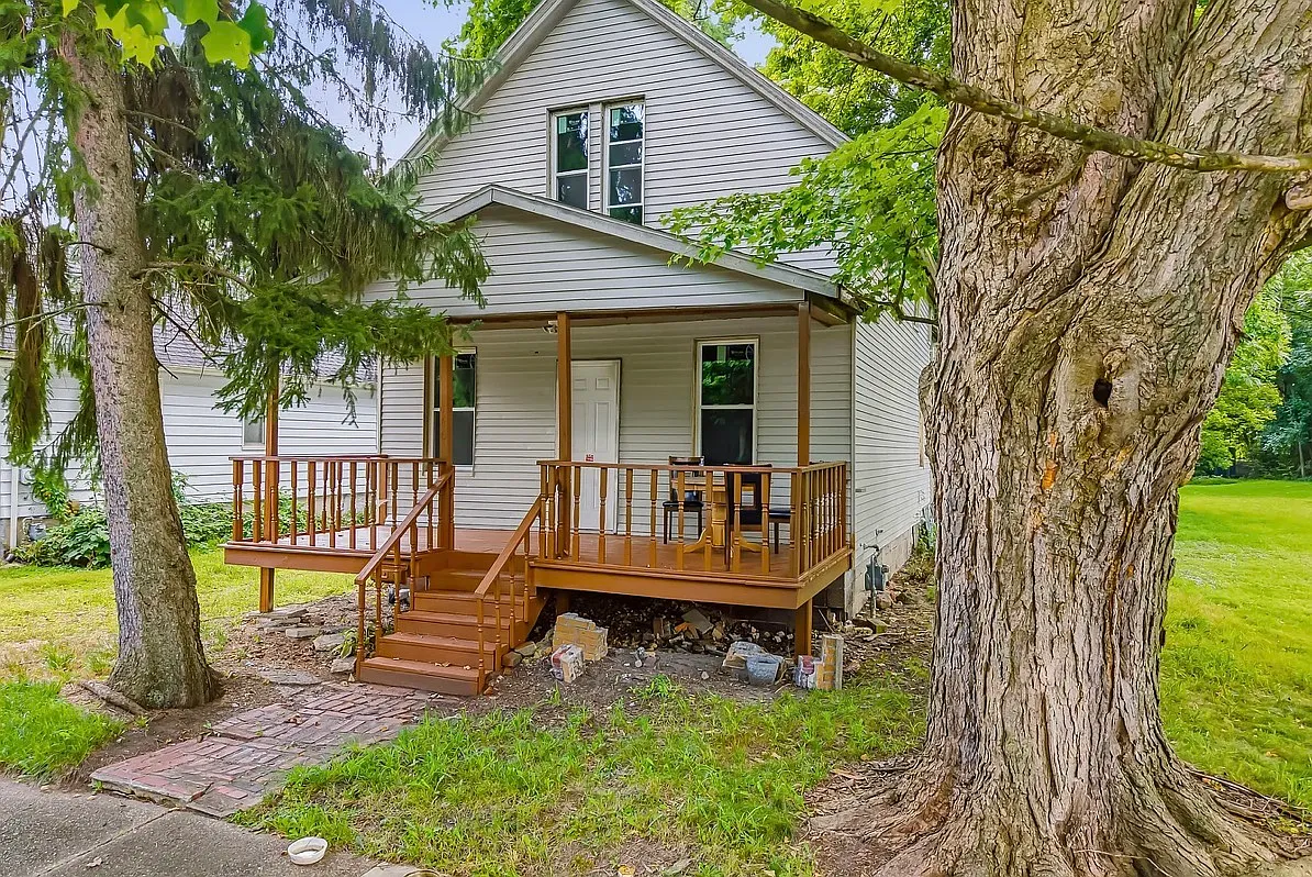 5 bed, 2230 sqft, $1,200 — Photo 3