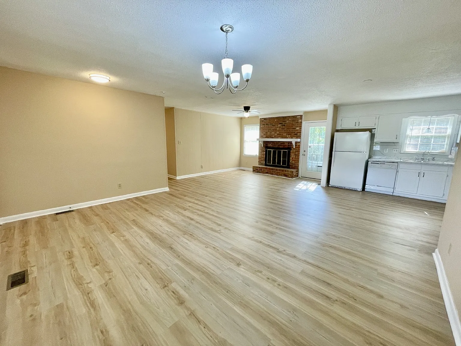 3 bed, 2.0 bath, 1482 sqft, $1,625 — Photo 3