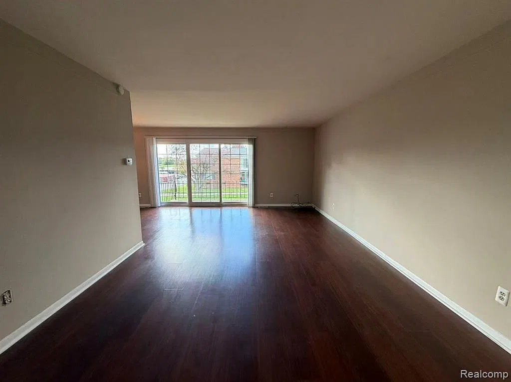 1 bed, 1.0 bath, 875 sqft, $1,150 — Photo 3