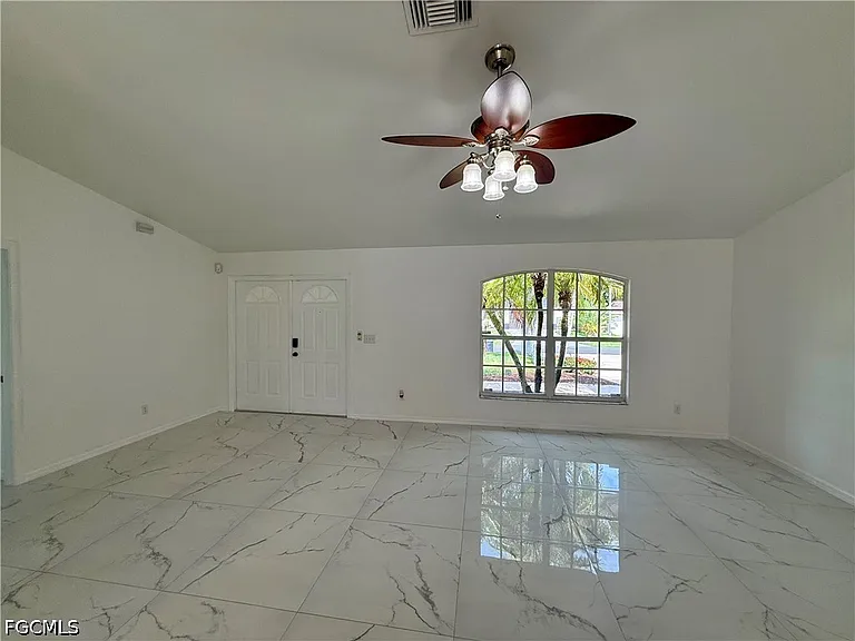 2209 NE 9th Ave — Photo 4