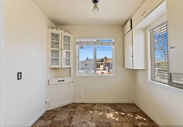 11012 S Eastwood Ave — Photo 5