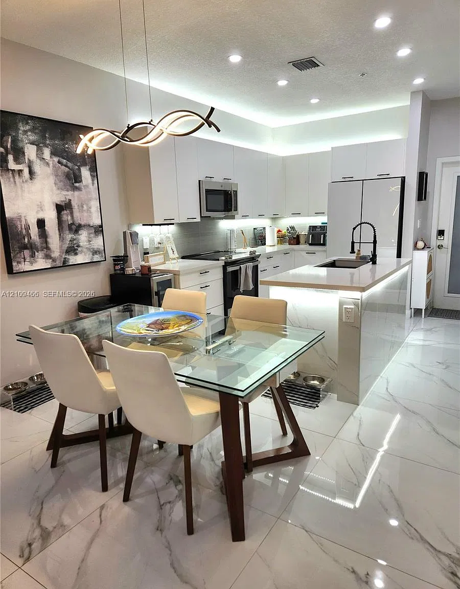 Downtown Doral South Phas — Photo 2