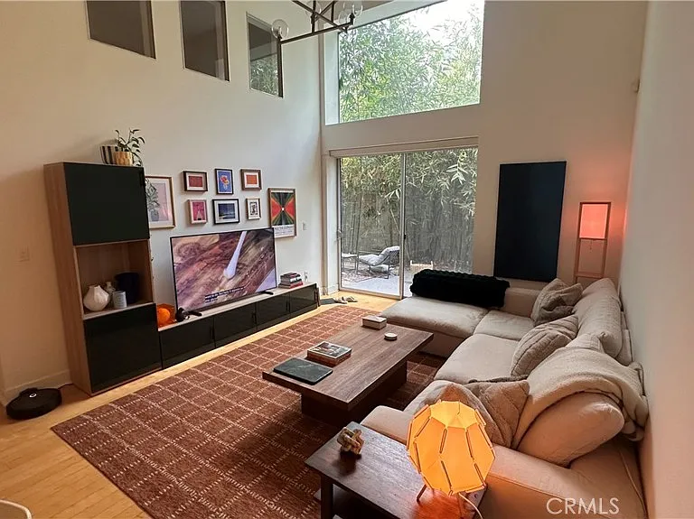 12837 Moorpark St #107 — Photo 8